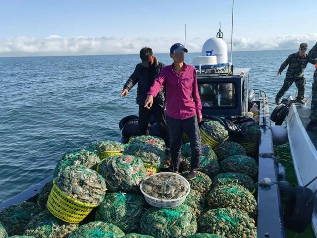 ↑最高检发布一批非法捕捞水产品案例，图为犯罪嫌疑人现场指认渔获物。图据最高人民检察院