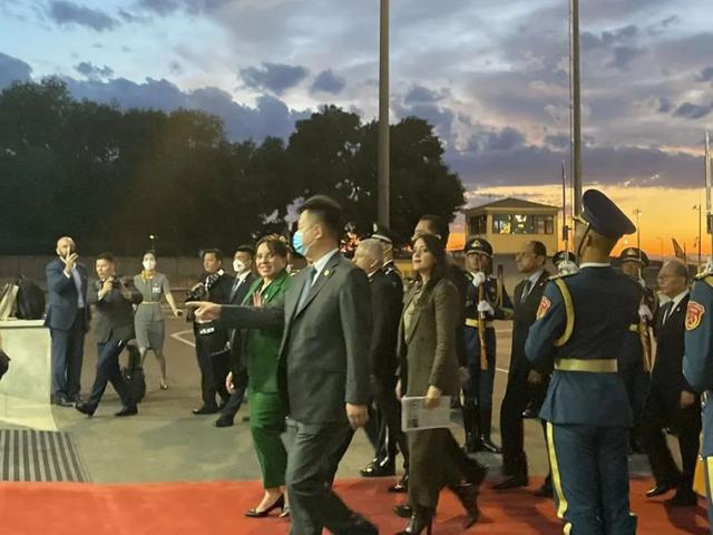 洪都拉斯总统卡斯特罗周六晚间抵达北京首都国际机场 （环球时报记者 陈青青 摄）
