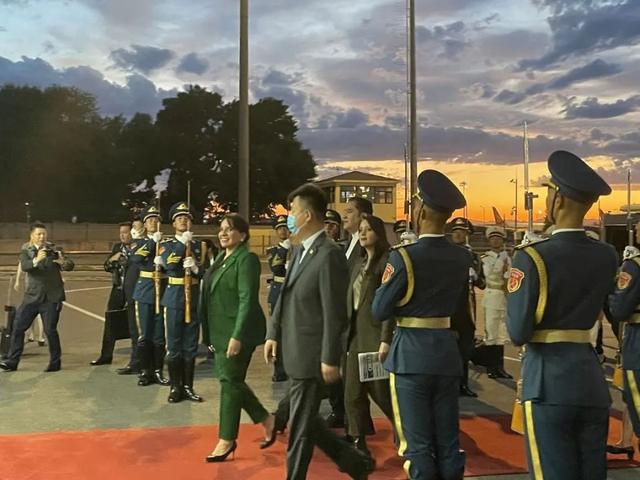洪都拉斯总统卡斯特罗周六晚间抵达北京首都国际机场（环球时报记者 陈青青 摄）