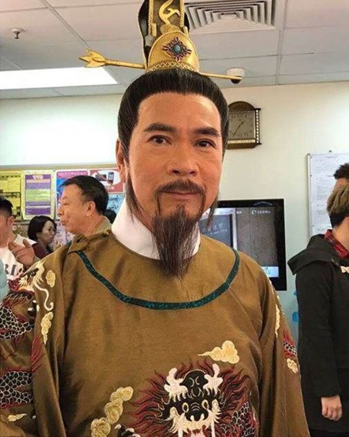 因经常饰演皇帝,名字又与"李隆基"同音,因此有"tvb御用皇帝"之称.