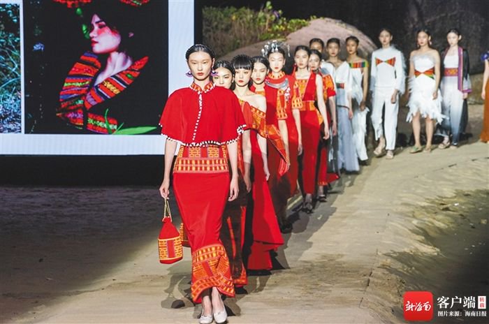 模特身着有黎锦元素的服饰走秀.海南日报记者 武威 摄