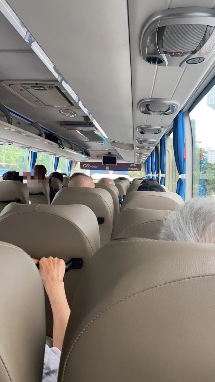 图片说明:满载游客的大巴车出发了