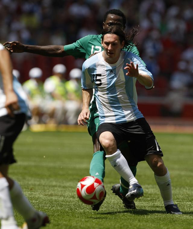 北京奥运会,长发飘飘的梅西助阿根廷卫冕男足项目冠军.