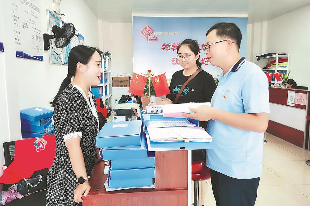 连城县纪检监察干部在罗坊乡邱赖村向种植户了解有关情况.