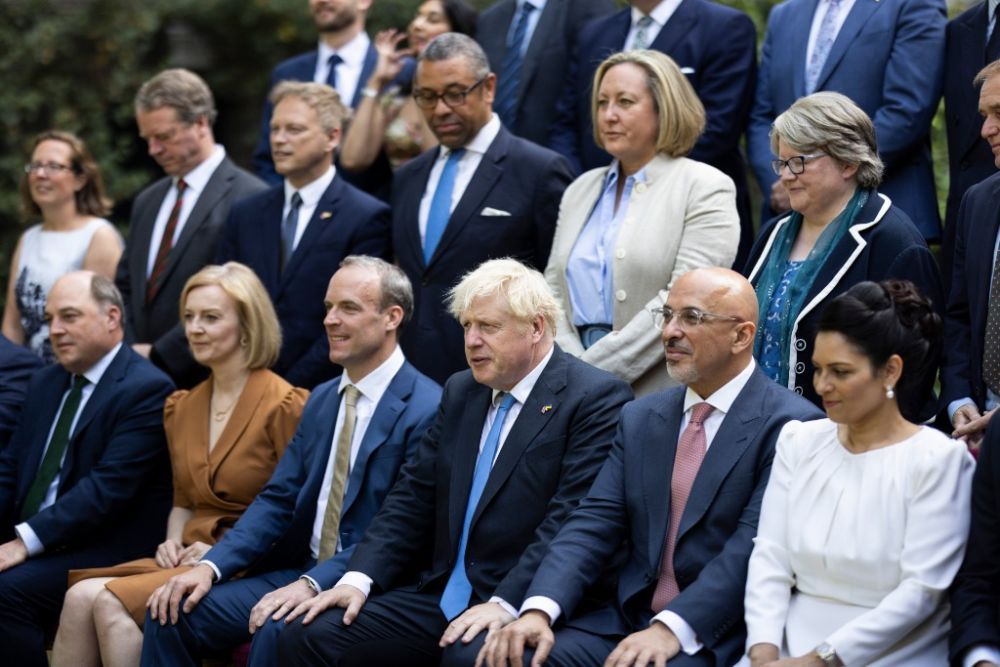 2022年7月19日,约翰逊(前排右三)在英国伦敦首相府与内阁成员合影.