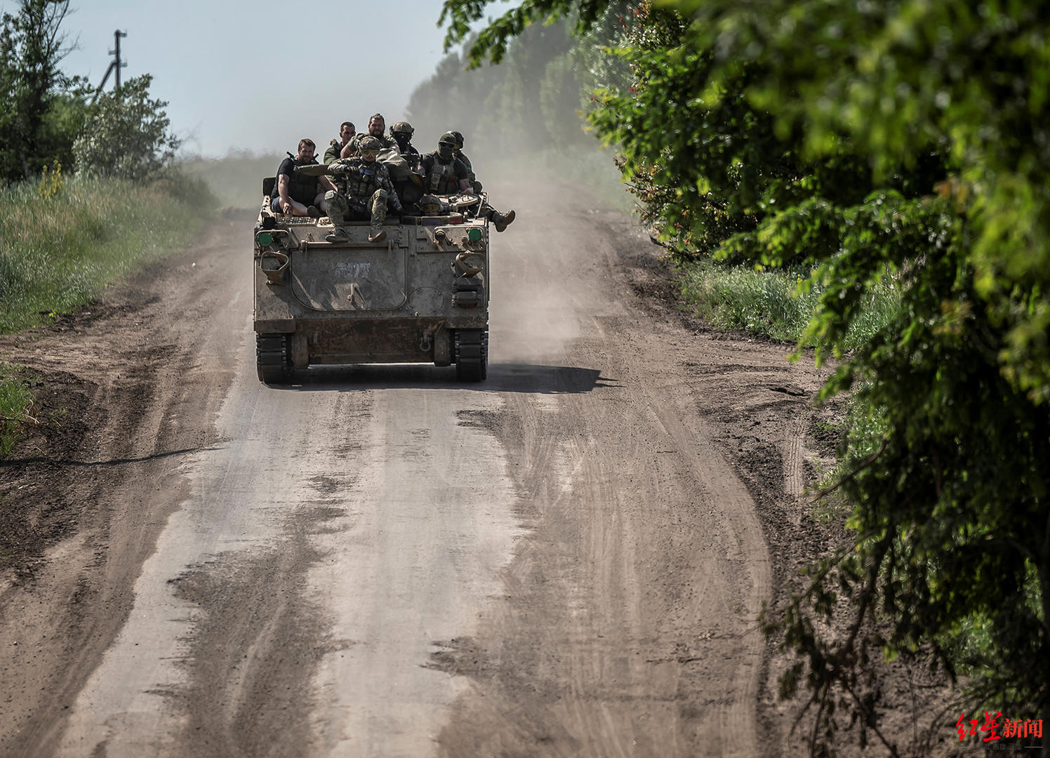 ↑6月9日，在巴赫穆特附近乘坐装甲运兵车的乌军士兵