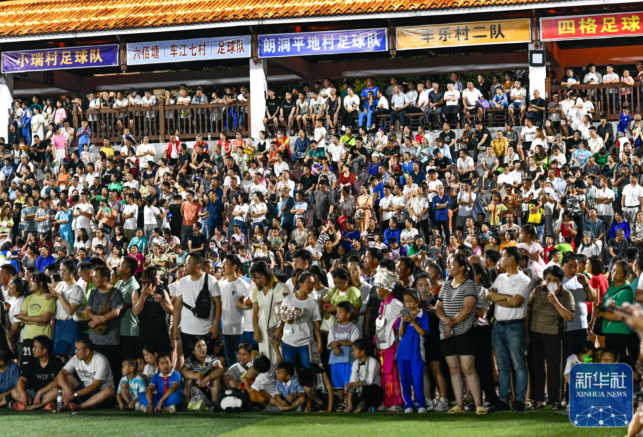 6月9日,人们观看贵州"村超"足球比赛.  新华社记者 杨文斌 摄