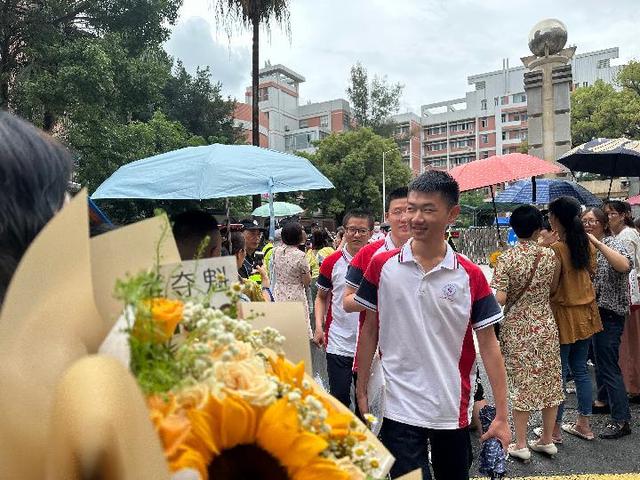 福建师范大学附属中学考点门口,考生走出考场.新华社记者邓倩倩 摄