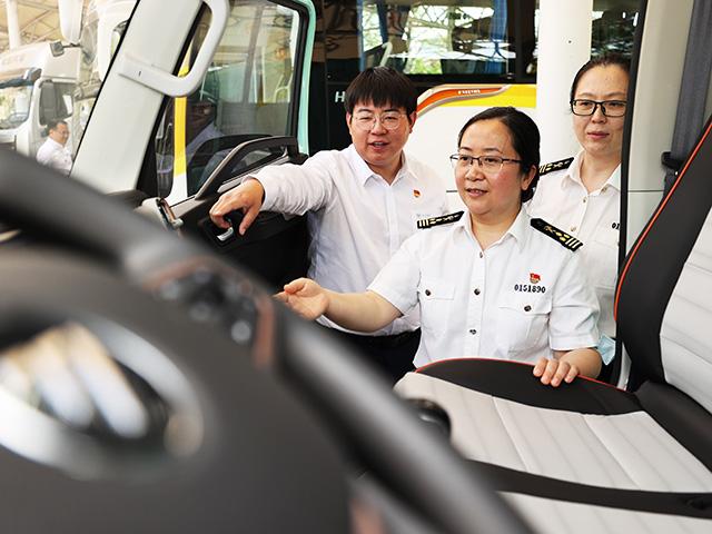 北京中关村海关关员监管出口汽车，帮扶企业产品畅销“一带一路”沿线国家。（北京海关 供图）