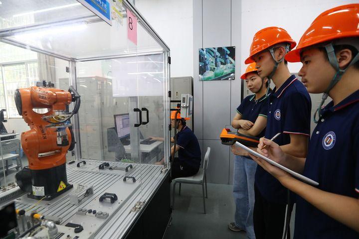 6月9日，学生在位于广州的广东省机械技师学院内上课。新华社记者 龚兵 摄