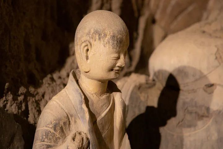 这是6月6日拍摄的麦积山石窟第133窟小沙弥立像,因神态天真微笑迷人