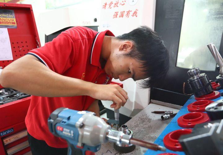 6月9日，学生在位于广州的广东省机械技师学院内上课。新华社记者 龚兵 摄