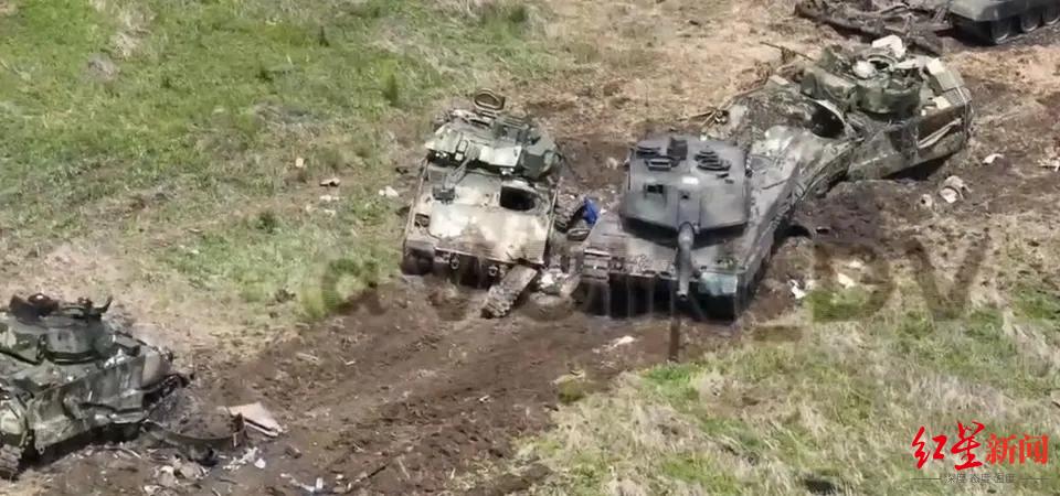 ↑据称乌军进攻玛拉托克马克镇期间被摧毁的豹-2坦克、布拉德利战车和一辆BMR-2扫雷坦克