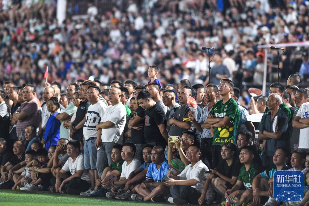 6月9日,观众在观看贵州"村超"足球比赛.