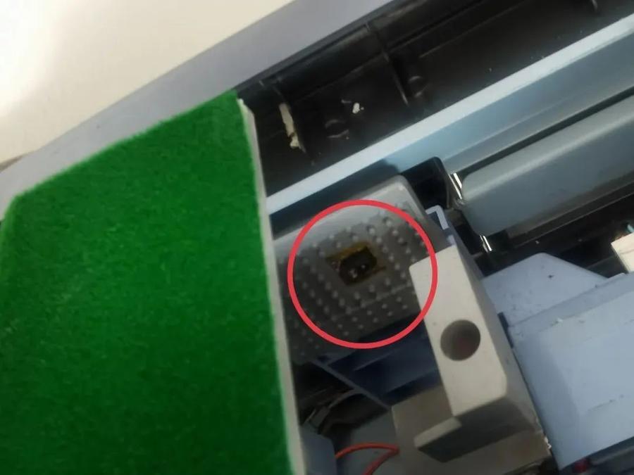 图为麻将桌里的微型摄像头