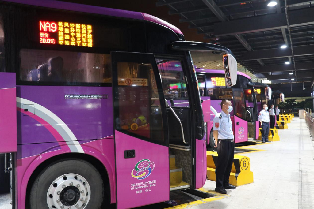 在场站内等待出发的"零点快线".(深圳巴士集团供图)