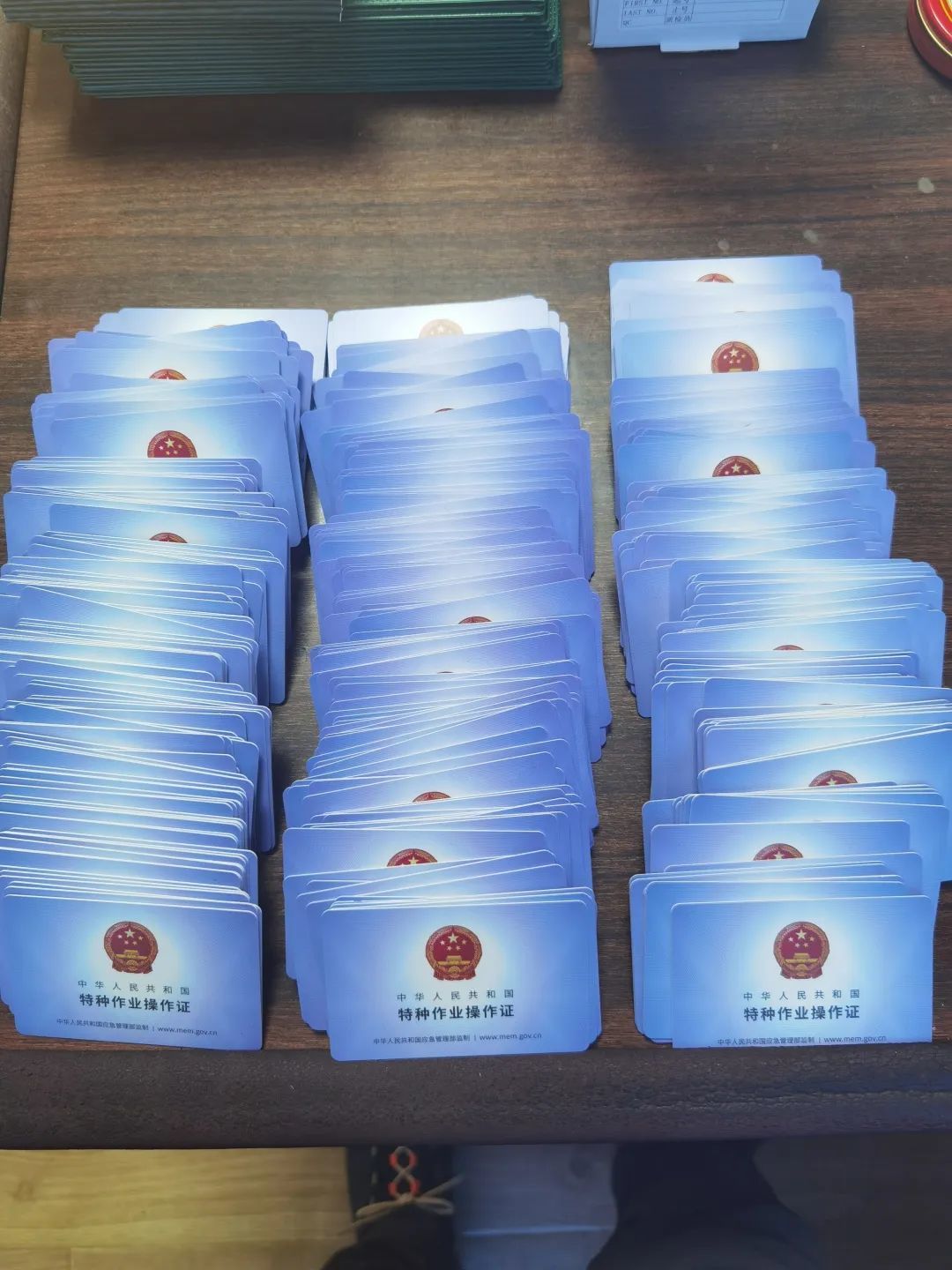 白某某案中查获的假证书及部分制作工具