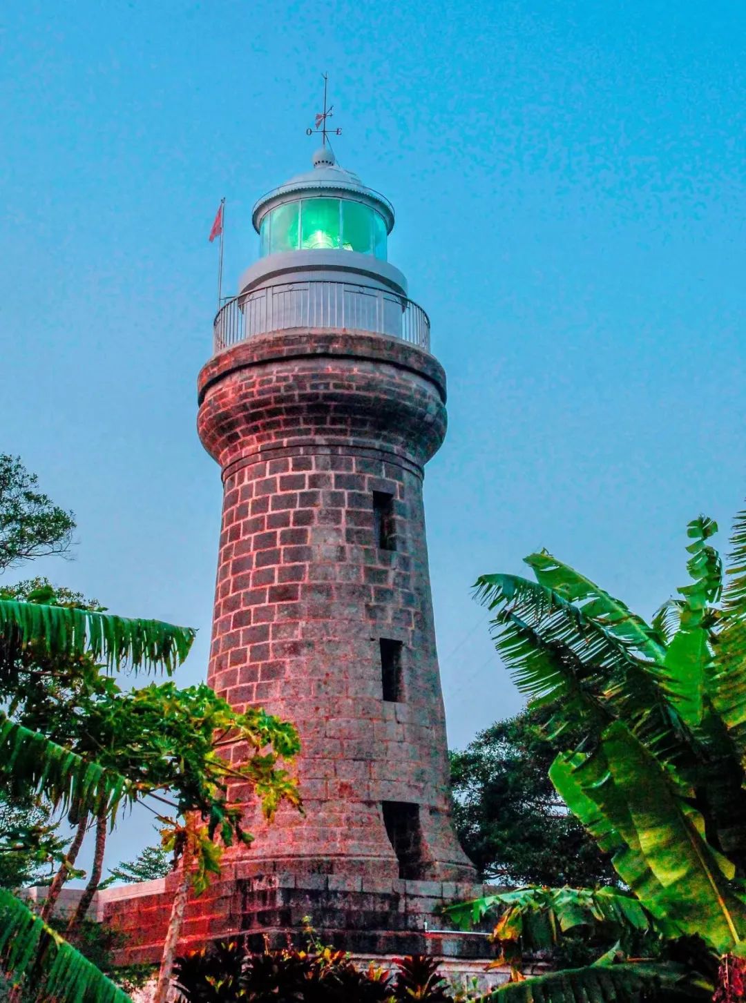 硇洲岛新建的灯塔.张小华摄