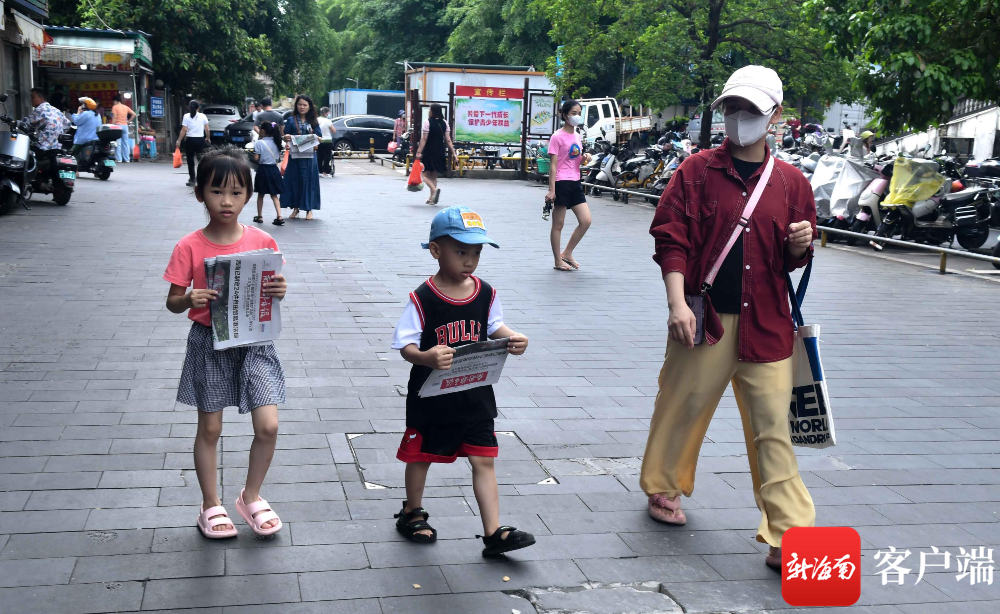 海口41名萌娃上街卖报:想赚钱给爸爸买父亲节礼物