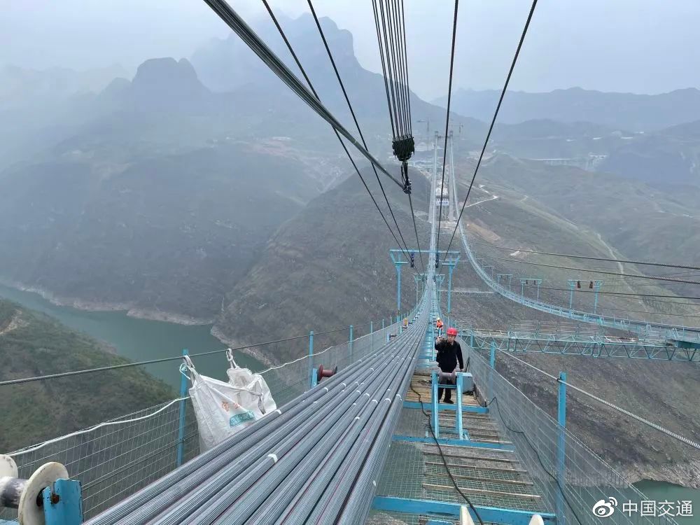 支撑拉起整座牂牁江大桥的钢缆.新华社记者叶昊鸣 摄