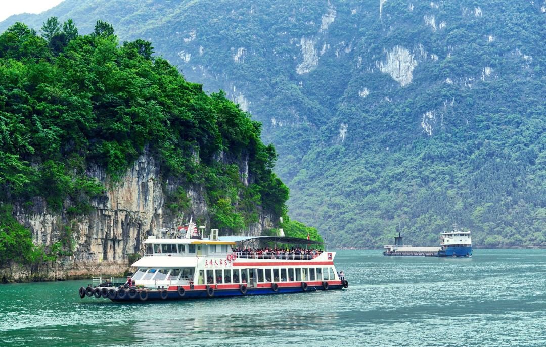 大型长江游轮和货轮行驶在风光入画的长江三峡——西陵峡.殷黎摄