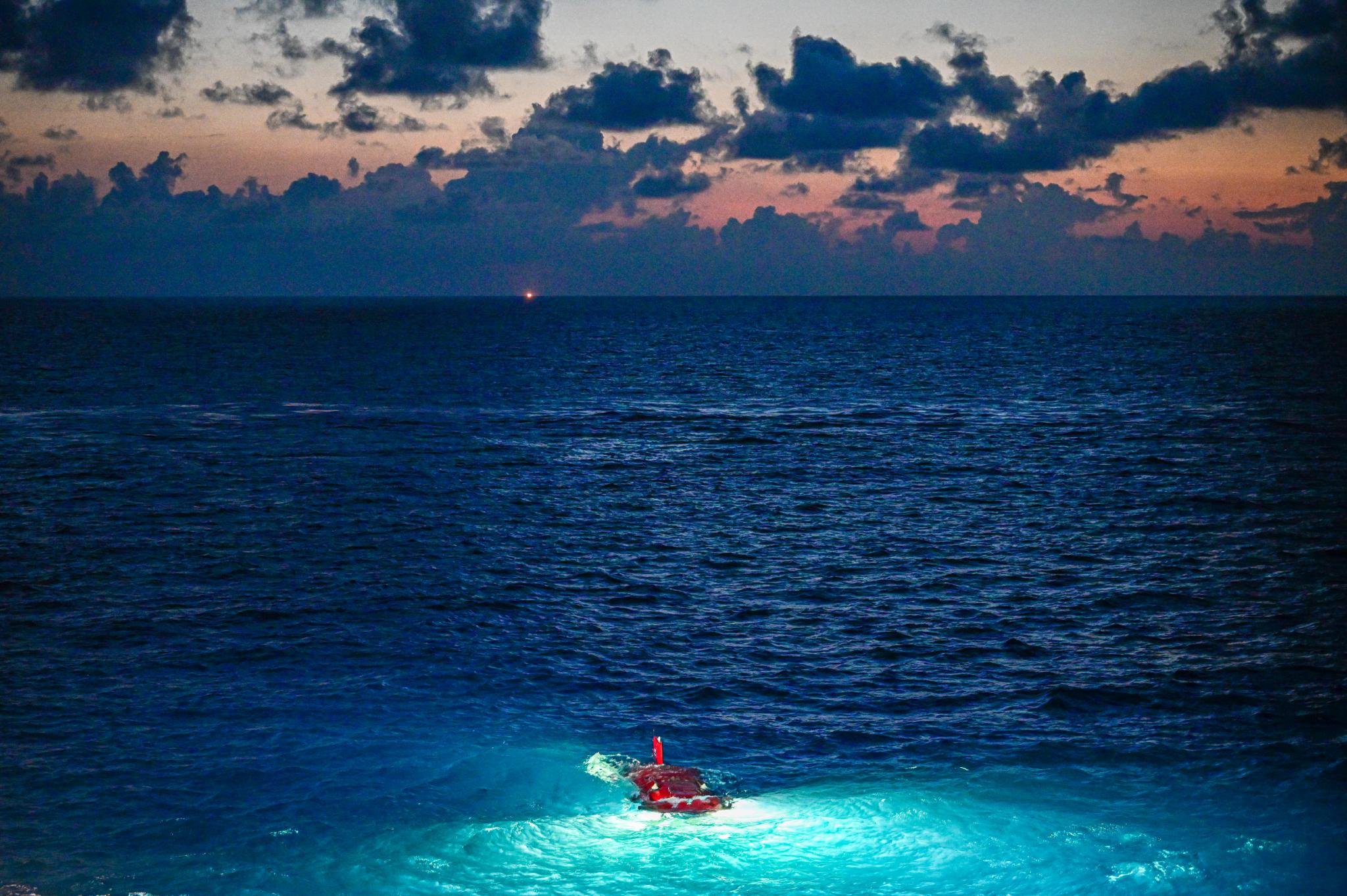 搭载着考古队员的"深海勇士"号载人潜水器浮出海面(2023年5月27日摄)