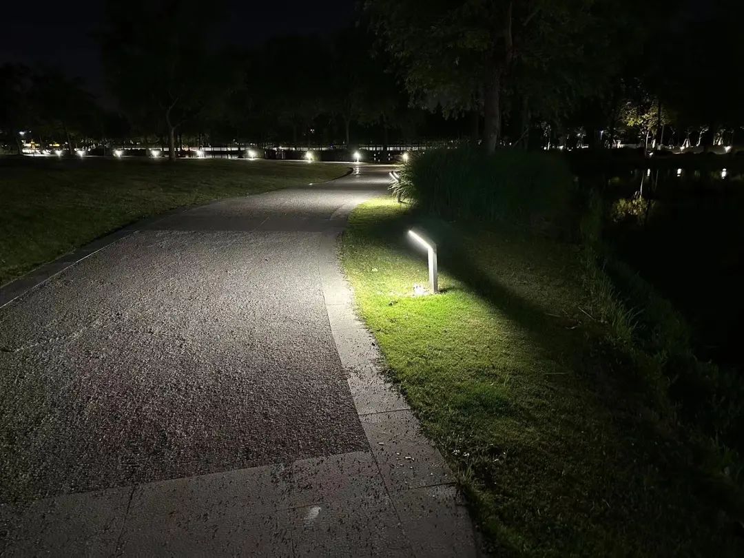 北侧健身步道前,夜灯样式变换,同样较为明亮.