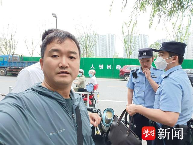 捡了个装有1万多元现金的皮包,看扬州市民观察员老