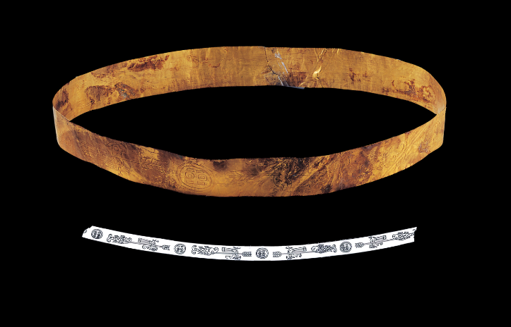 商周人面鱼鸟箭纹金王冠带 金沙遗址博物馆藏.