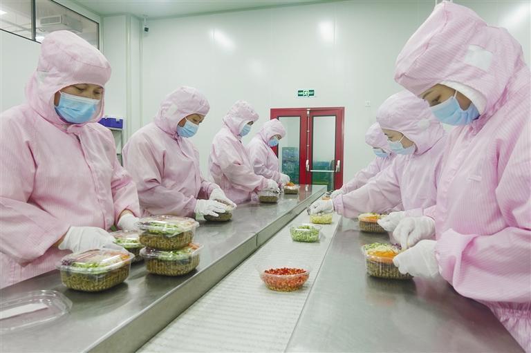 5月29日,在小六饮食(集团)股份有限公司乐鲜供应链生产线上,工人在