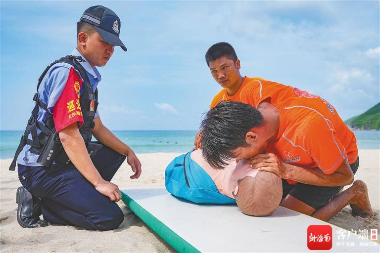 　　救生员使用心肺复苏术，救援“溺水人员”。记者 王程龙 摄