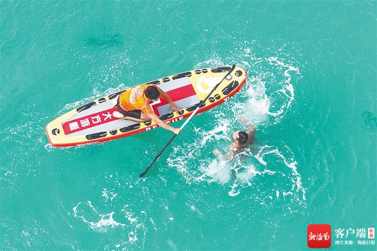 　　救生员用皮划艇救援“溺水人员”。记者 王程龙 摄