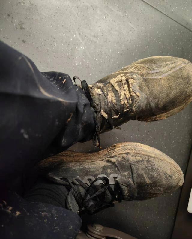 今年烂场雨后,郭天财先后到河南各地调研,他的鞋上沾满了湿泥.