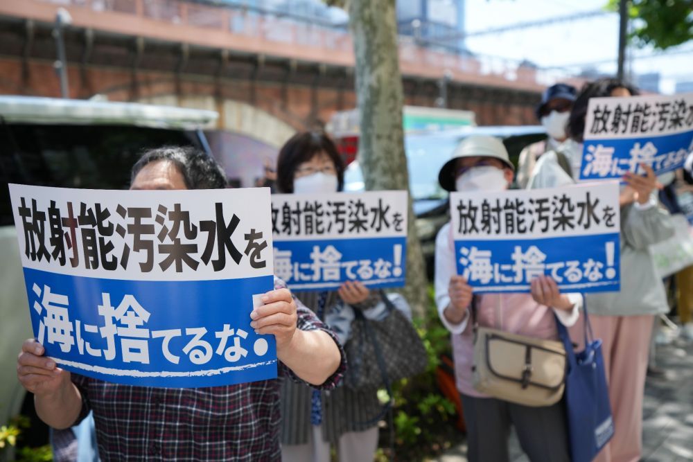 5月16日，民众在日本东京电力公司总部前集会要求叫停核污染水排海计划（图片来源：新华社）