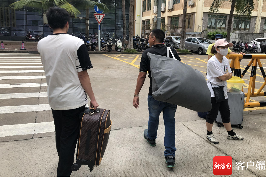 6月12日,海口中学高三年级,家长帮助孩子退校搬运行李.记者 陈卫东摄