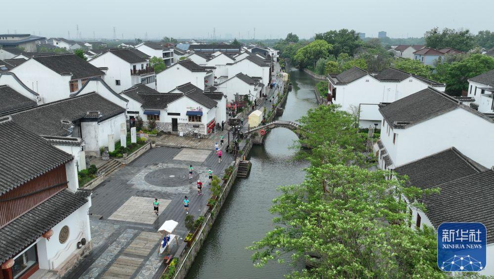 在浙江湖州市八里店镇潞村,人们在参加一场乡村马拉松比赛(4月29日摄)