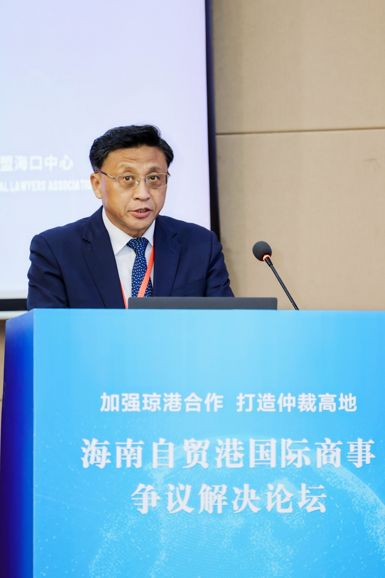 "一带一路"律师联盟秘书长康煜在致辞中指出,"一带一路"倡议提出10年