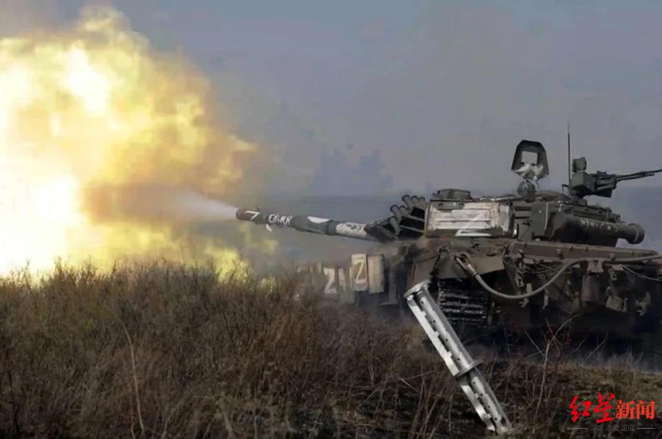 ↑扎波罗热地区，俄军坦克正向乌军开火