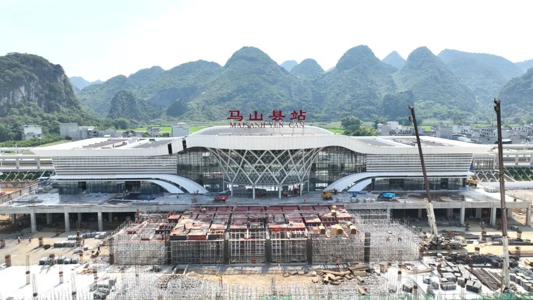 航拍马山县站.通讯员 邢星 摄