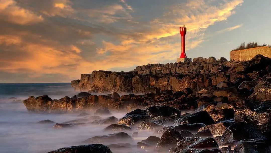 硇洲岛新建的灯塔.张小华摄