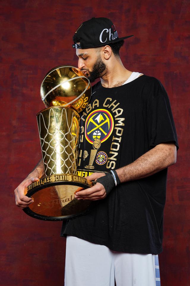 穆雷亲吻冠军奖杯.图/视觉中国