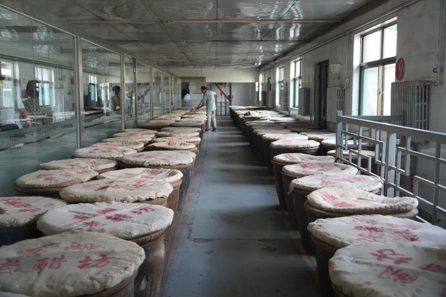 图为榆次怀仁老陈醋酿造车间