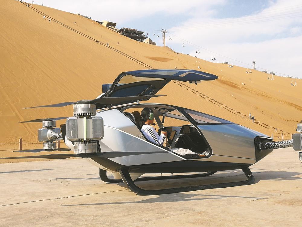 宁夏沙坡头景区内的载人飞行汽车 张群仓 摄