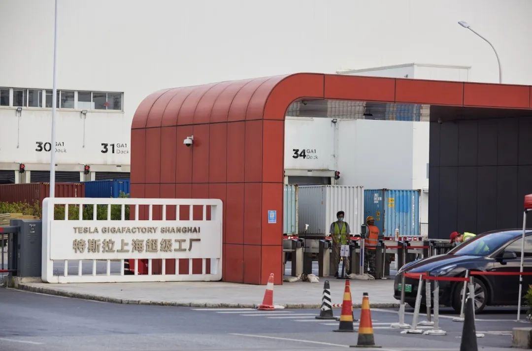 图注:位于上海临港,特斯拉超级工厂大门口