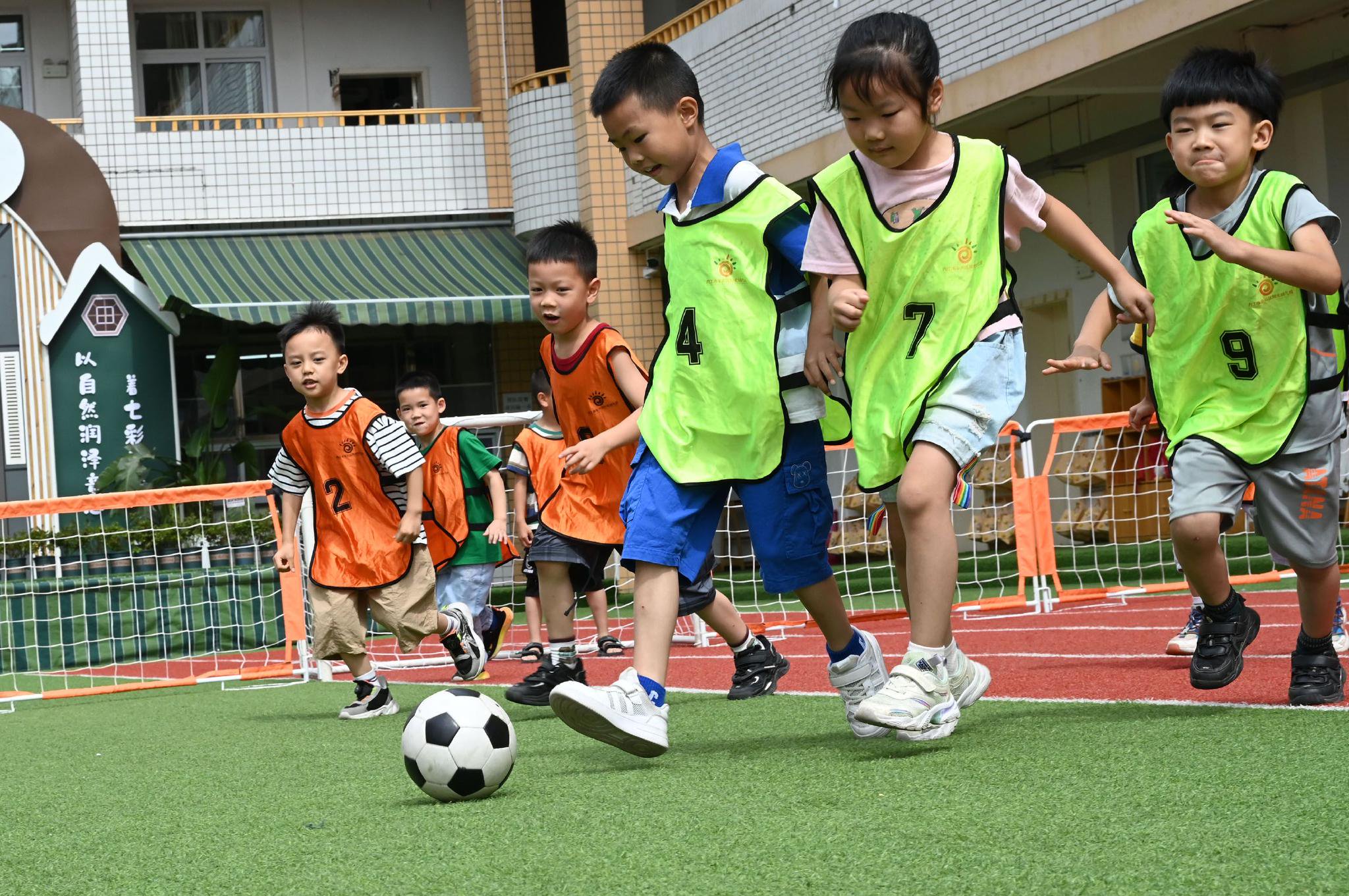 四川内江:幼儿足球享快乐|幼儿园_新浪财经_新浪网
