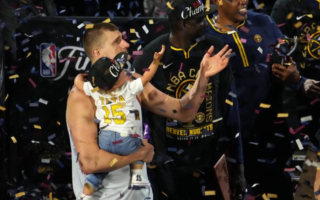 约基奇在赛后颁奖仪式上.图/新华社