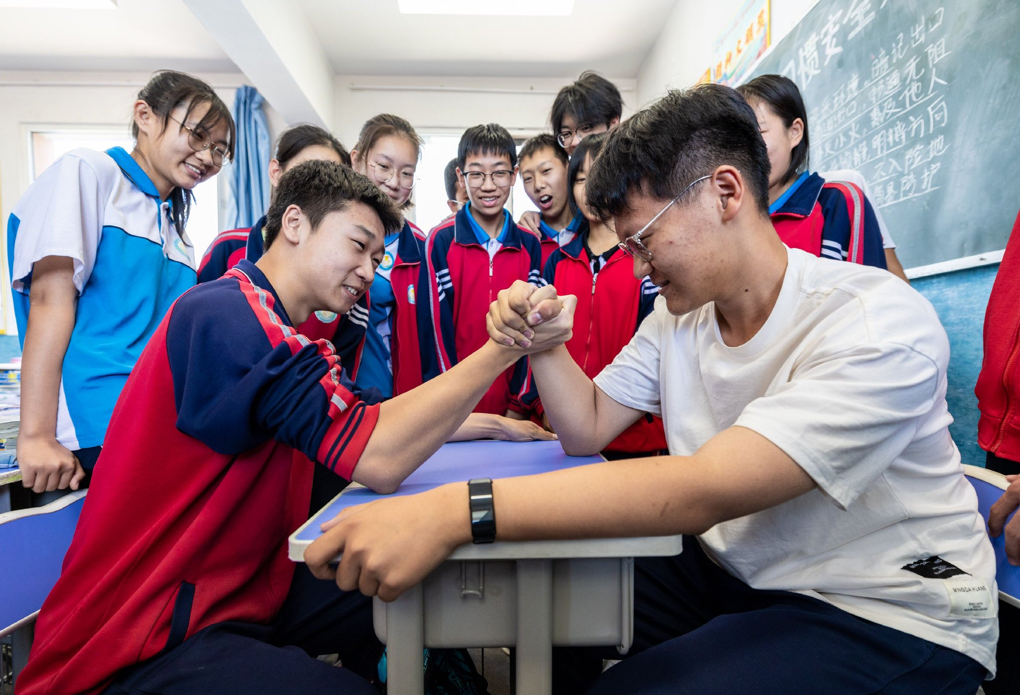 学生在课间进行掰手腕比赛.通讯员 丁根厚 摄