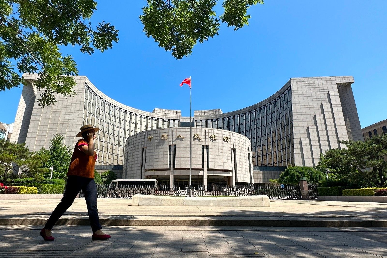 图为市民路过位于北京的中国人民银行.(图片由cnsphoto提供)