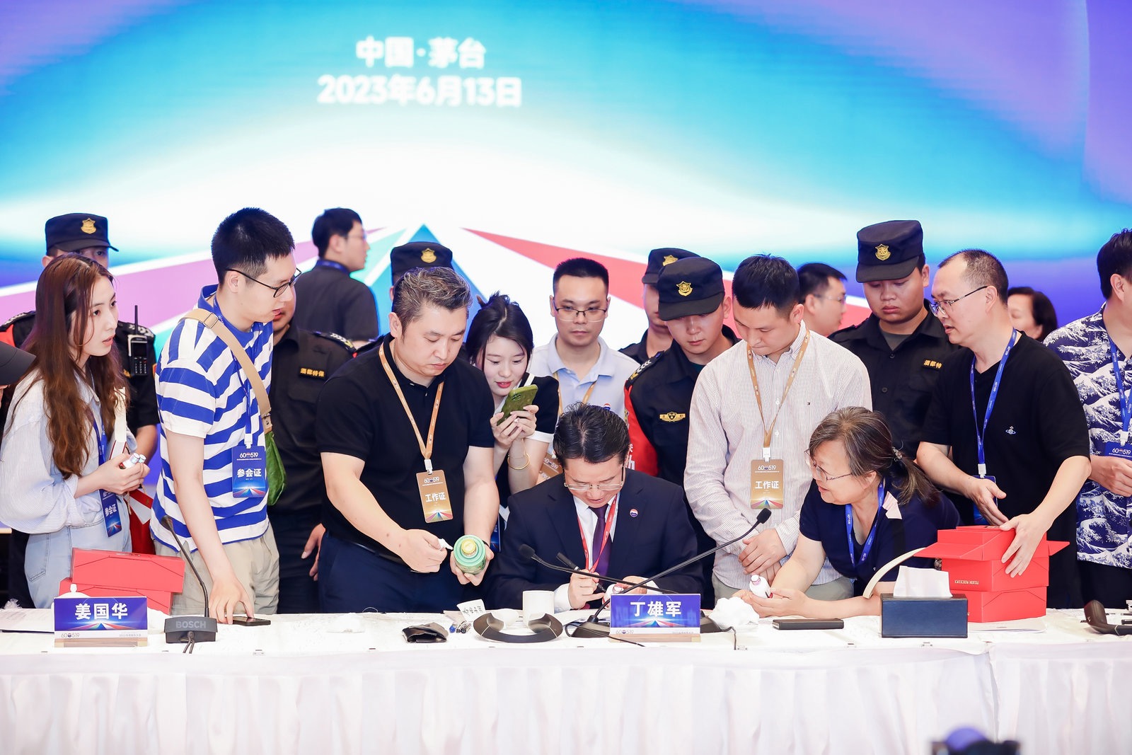 股东大会后,众多股东邀请丁雄军为其签名。来源:茅台官方