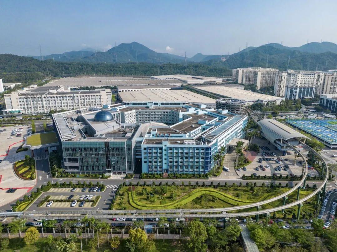 图注： 深 圳市坪山区比亚迪汽车总部，比亚迪生产基地。
